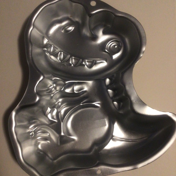 Wilton 🦖 Dinosaur Character Cake Pan with Dinosaur Themed Party Favours - Picture 3 of 9